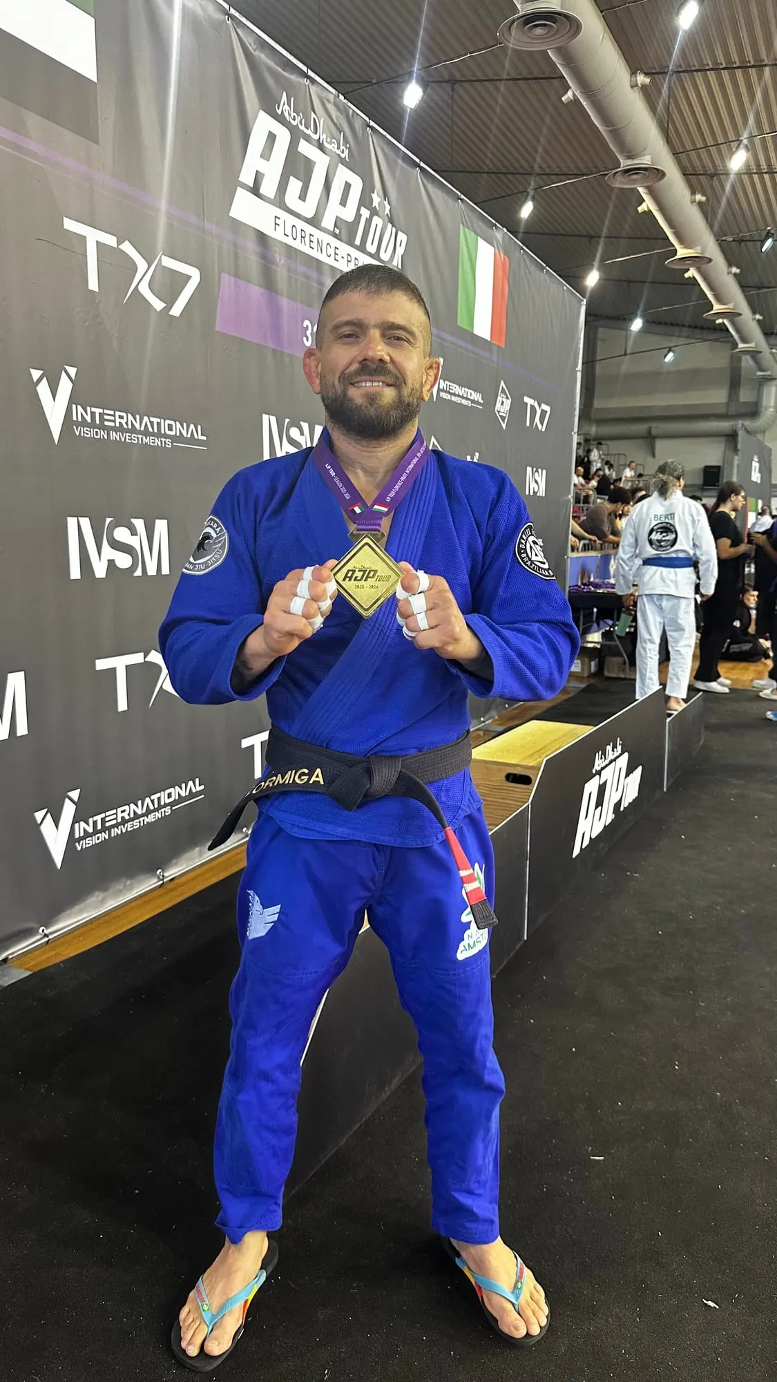 Daniel Formiga em competição, com medalha