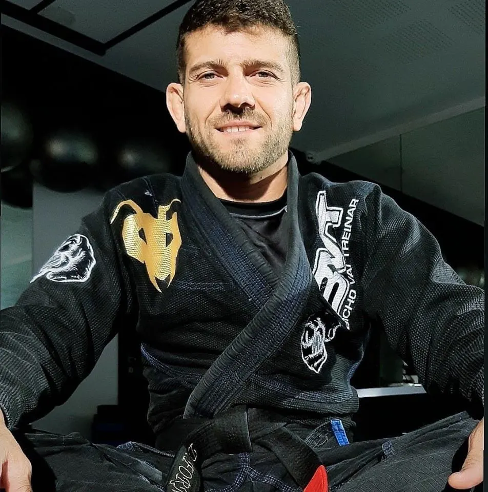 Daniel Formiga, professor responsável, de kimono e faixa-preta