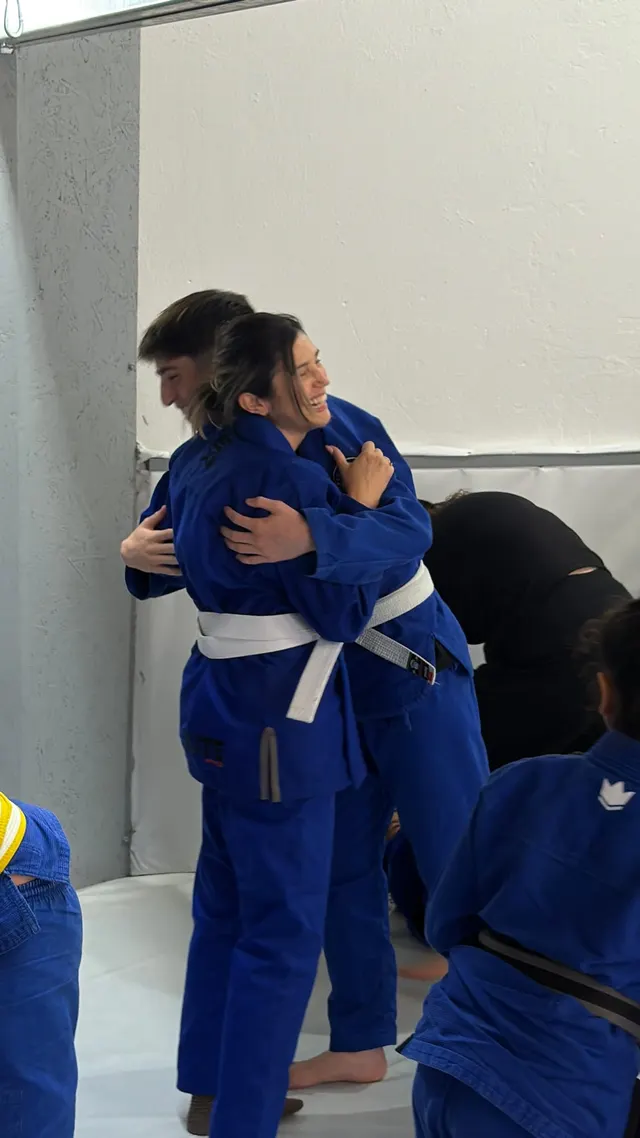 Abraço entre alunos após o treino