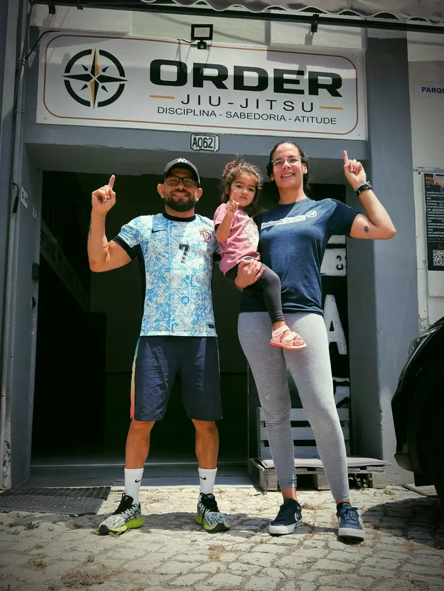 Família à porta do espaço Order Jiu-Jitsu