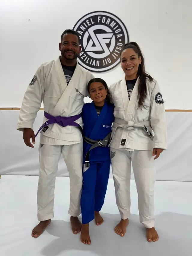 Professor e alunos posam juntos no tatame