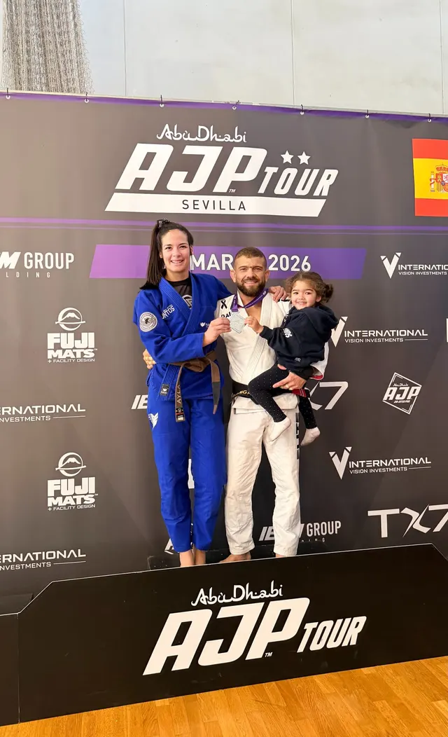 Pódio de competição com aluna, professor e família
