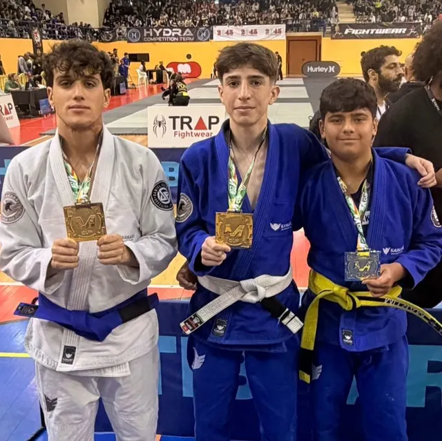 Alunos com medalhas de bronze e ouro num pódio de competição